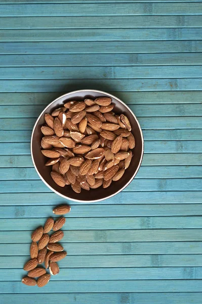 Arka plan görüntüsü için sağlıklı gıda kadar badem fındık kapatın. Doku fındık Kupası plaka üzerinde