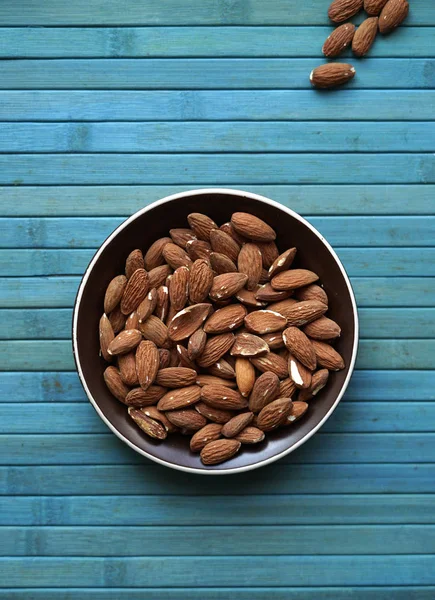 Arka plan görüntüsü için sağlıklı gıda kadar badem fındık kapatın. Doku fındık Kupası plaka üzerinde