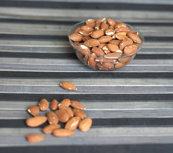 Arka plan görüntüsü için sağlıklı gıda kadar badem fındık kapatın. Doku fındık Kupası plaka üzerinde