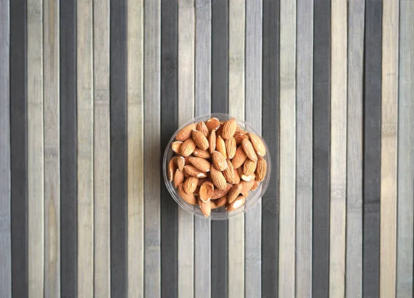 Arka plan görüntüsü için sağlıklı gıda kadar badem fındık kapatın. Doku fındık Kupası plaka üzerinde