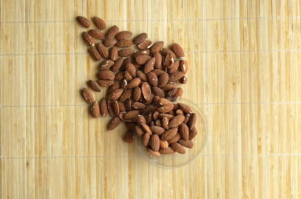 Arka plan görüntüsü için sağlıklı gıda kadar badem fındık kapatın. Doku fındık Kupası plaka üzerinde