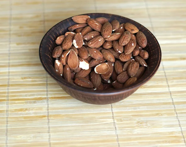 Arka plan görüntüsü için sağlıklı gıda kadar badem fındık kapatın. Doku fındık Kupası plaka üzerinde