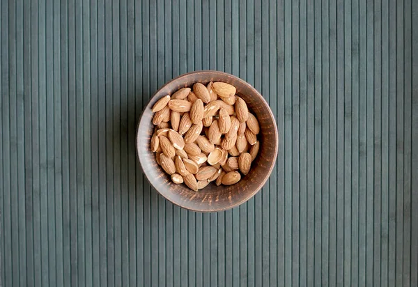 Gesunde Nahrung für das Hintergrundbild aus der Nähe von Mandelnüssen. Textur Nüsse auf dem Teller — Stockfoto