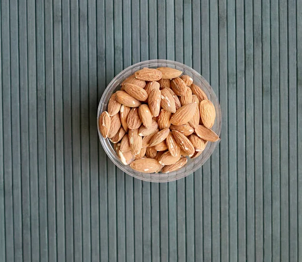 Arka plan görüntüsü için sağlıklı gıda kadar badem fındık kapatın. Doku fındık Kupası plaka üzerinde