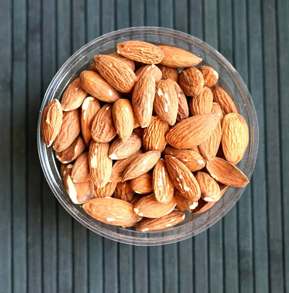 Arka plan görüntüsü için sağlıklı gıda kadar badem fındık kapatın. Doku fındık Kupası plaka üzerinde