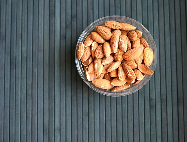 Arka plan görüntüsü için sağlıklı gıda kadar badem fındık kapatın. Doku fındık Kupası plaka üzerinde