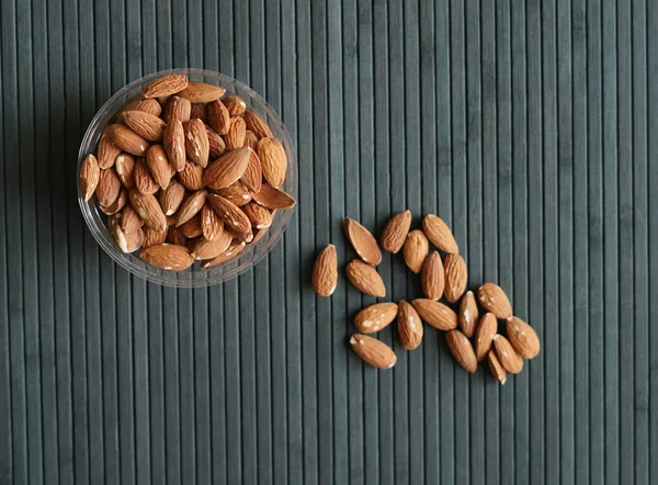 Arka plan görüntüsü için sağlıklı gıda kadar badem fındık kapatın. Doku fındık Kupası plaka üzerinde