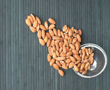 Arka plan görüntüsü için sağlıklı gıda kadar badem fındık kapatın. Doku fındık Kupası plaka üzerinde