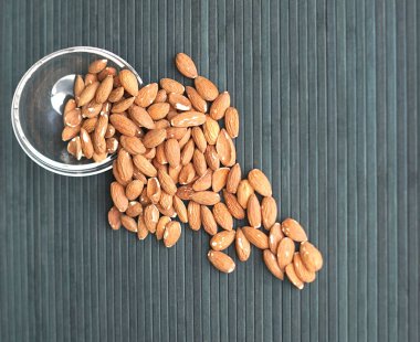 Arka plan görüntüsü için sağlıklı gıda kadar badem fındık kapatın. Doku fındık Kupası plaka üzerinde