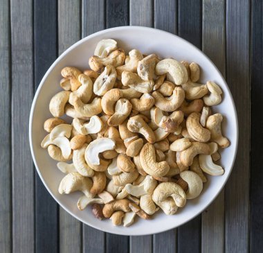 Arka plan görüntüsü için sağlıklı gıda kaşu fındık kadar kapatın. Üstten Görünüm Kupası plaka üzerinde fındık doku