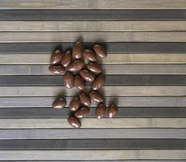 Gıda görüntü yakın şeker, çikolatalı süt, ekstra koyu badem fındık kadar. Üstten Görünüm arka plan doku