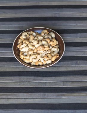 Arka plan görüntüsü için sağlıklı gıda kaşu fındık kadar kapatın. Üstten Görünüm Kupası plaka üzerinde fındık doku