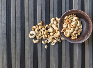 Arka plan görüntüsü için sağlıklı gıda kaşu fındık kadar kapatın. Üstten Görünüm Kupası plaka üzerinde fındık doku