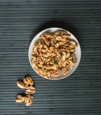 Arka plan görüntüsü için sağlıklı gıda ceviz kadar kapatın. Üstten Görünüm Kupası plaka üzerinde fındık doku