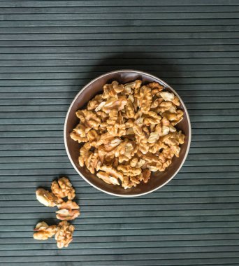 Arka plan görüntüsü için sağlıklı gıda ceviz kadar kapatın. Üstten Görünüm Kupası plaka üzerinde fındık doku