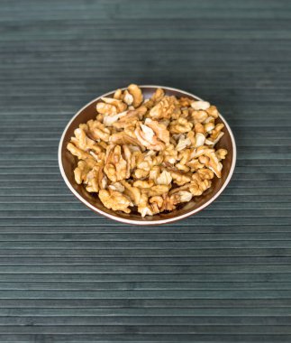 Arka plan görüntüsü için sağlıklı gıda ceviz kadar kapatın. Üstten Görünüm Kupası plaka üzerinde fındık doku