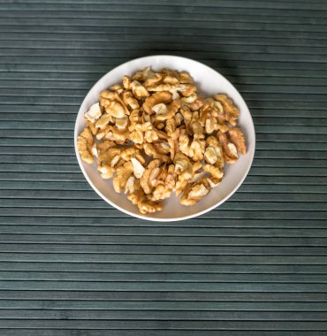 Arka plan görüntüsü için sağlıklı gıda ceviz kadar kapatın. Üstten Görünüm Kupası plaka üzerinde fındık doku