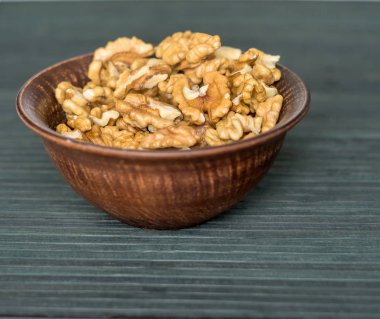 Arka plan görüntüsü için sağlıklı gıda ceviz kadar kapatın. Üstten Görünüm Kupası plaka üzerinde fındık doku