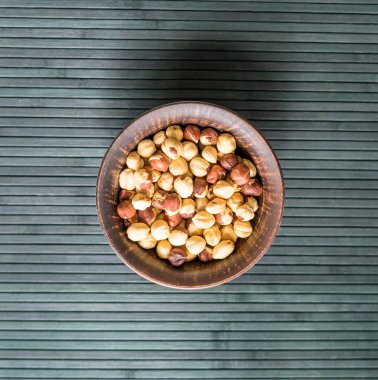Arka plan görüntüsü için sağlıklı yiyecekler, fındıkları kapatın. Fındık dokusu fincan tabağının üstünde.