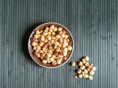 Arka plan görüntüsü için sağlıklı yiyecekler, fındıkları kapatın. Fındık dokusu fincan tabağının üstünde.