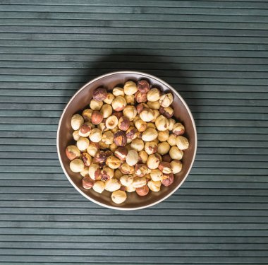 Arka plan görüntüsü için sağlıklı yiyecekler, fındıkları kapatın. Fındık dokusu fincan tabağının üstünde.