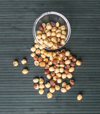 Arka plan görüntüsü için sağlıklı yiyecekler, fındıkları kapatın. Fındık dokusu fincan tabağının üstünde.