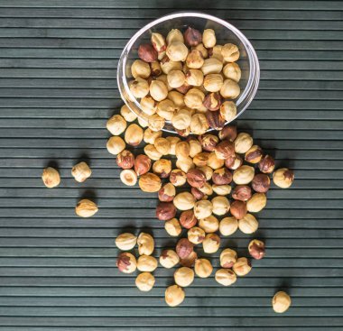 Arka plan görüntüsü için sağlıklı yiyecekler, fındıkları kapatın. Fındık dokusu fincan tabağının üstünde.