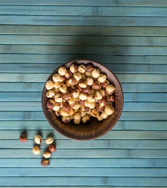 Arka plan görüntüsü için sağlıklı yiyecekler, fındıkları kapatın. Fındık dokusu fincan tabağının üstünde.