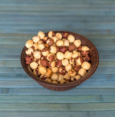 Arka plan görüntüsü için sağlıklı yiyecekler, fındıkları kapatın. Fındık dokusu fincan tabağının üstünde.