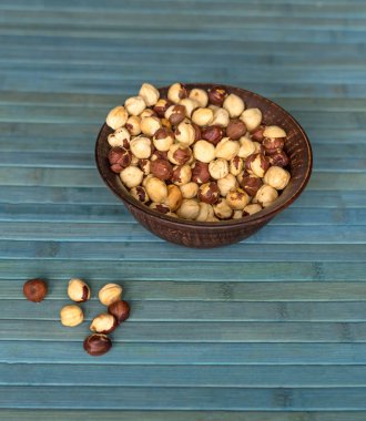 Arka plan görüntüsü için sağlıklı yiyecekler, fındıkları kapatın. Fındık dokusu fincan tabağının üstünde.