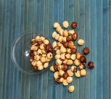 Arka plan görüntüsü için sağlıklı yiyecekler, fındıkları kapatın. Fındık dokusu fincan tabağının üstünde.