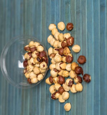 Arka plan görüntüsü için sağlıklı yiyecekler, fındıkları kapatın. Fındık dokusu fincan tabağının üstünde.