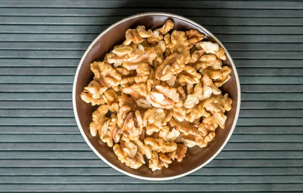 Arka plan görüntüsü için sağlıklı gıda ceviz kadar kapatın. Üstten Görünüm Kupası plaka üzerinde fındık doku