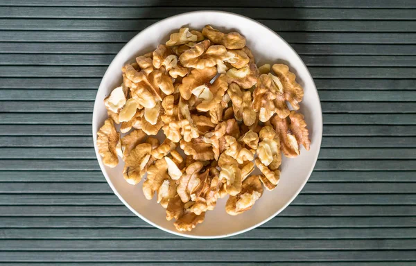 Arka plan görüntüsü için sağlıklı gıda ceviz kadar kapatın. Üstten Görünüm Kupası plaka üzerinde fındık doku