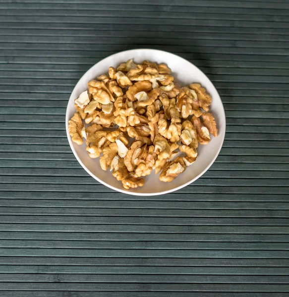 Arka plan görüntüsü için sağlıklı gıda ceviz kadar kapatın. Üstten Görünüm Kupası plaka üzerinde fındık doku