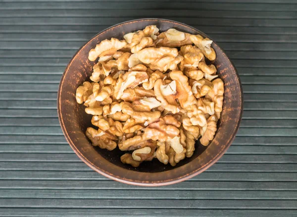 Arka plan görüntüsü için sağlıklı gıda ceviz kadar kapatın. Üstten Görünüm Kupası plaka üzerinde fındık doku