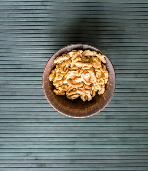 Arka plan görüntüsü için sağlıklı gıda ceviz kadar kapatın. Üstten Görünüm Kupası plaka üzerinde fındık doku