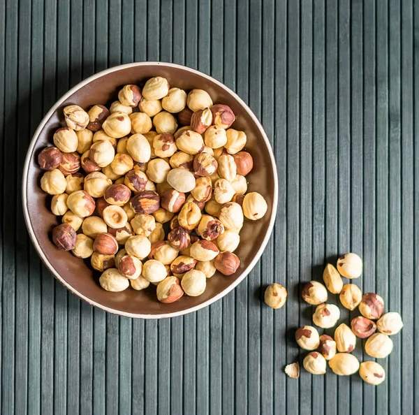 Hälsosam mat för bakgrundsbild närbild hasselnötter. Nötter konsistens på ovanifrån på koppen plattan — Stockfoto