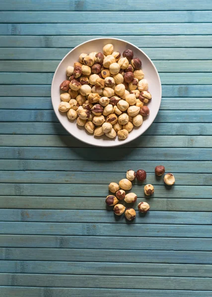 背景画像のための健康的な食品はヘーゼルナッツを閉じます.カッププレート上面のテクスチャをナッツ — ストック写真