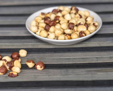 Arka plan görüntüsü için sağlıklı yiyecekler, fındıkları kapatın. Fındık dokusu fincan tabağının üstünde.