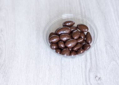 Gıda görüntü yakın şeker, çikolatalı süt, ekstra koyu badem fındık. Fincan plakası üzerinde üst görünüm arka plan doku kadar mock