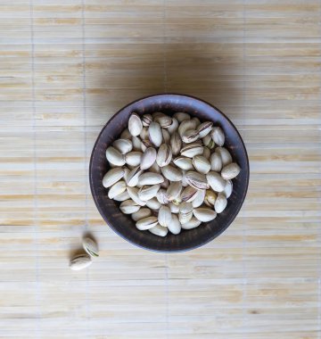 Arka plan görüntüsü için sağlıklı gıda fıstık fındık yakın. Üst görünümde doku bardak tabak fındık fıstık