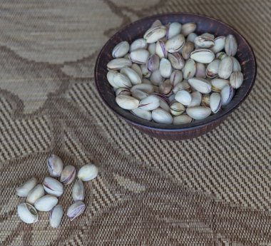 Arka plan görüntüsü için sağlıklı gıda fıstık fındık yakın. Üst görünümde doku bardak tabak fındık fıstık