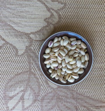 Arka plan görüntüsü için sağlıklı gıda fıstık fındık yakın. Üst görünümde doku bardak tabak fındık fıstık