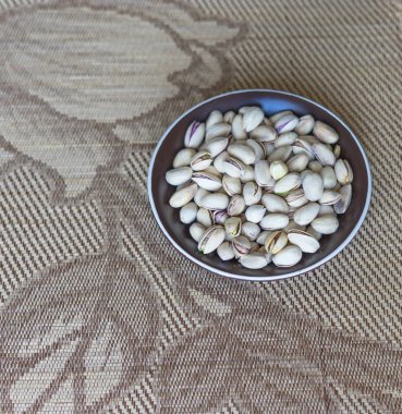 Arka plan görüntüsü için sağlıklı gıda fıstık fındık yakın. Üst görünümde doku bardak tabak fındık fıstık