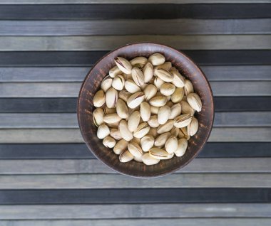 Arka plan görüntüsü için sağlıklı gıda fıstık fındık yakın. Üst görünümde doku bardak tabak fındık fıstık