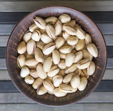 Arka plan görüntüsü için sağlıklı gıda fıstık fındık yakın. Üst görünümde doku bardak tabak fındık fıstık