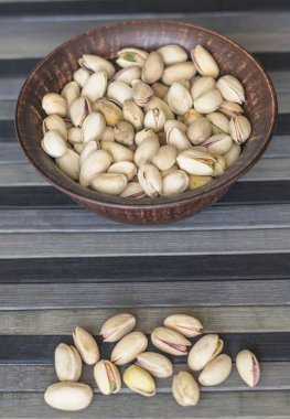 Arka plan görüntüsü için sağlıklı gıda fıstık fındık yakın. Üst görünümde doku bardak tabak fındık fıstık