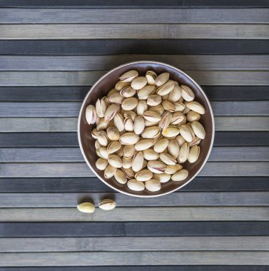 Arka plan görüntüsü için sağlıklı gıda fıstık fındık yakın. Üst görünümde doku bardak tabak fındık fıstık