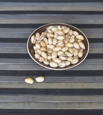 Arka plan görüntüsü için sağlıklı gıda fıstık fındık yakın. Üst görünümde doku bardak tabak fındık fıstık